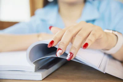 مهاجرت با ناخن کاری