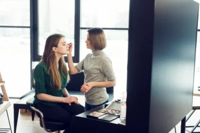 فن بیان با مشتری حضوری در سالن زیبایی