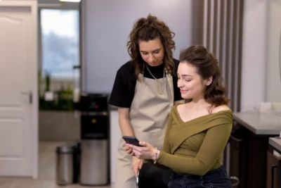 چطور در شغل آرایشگری به درآمد بالا برسیم؟